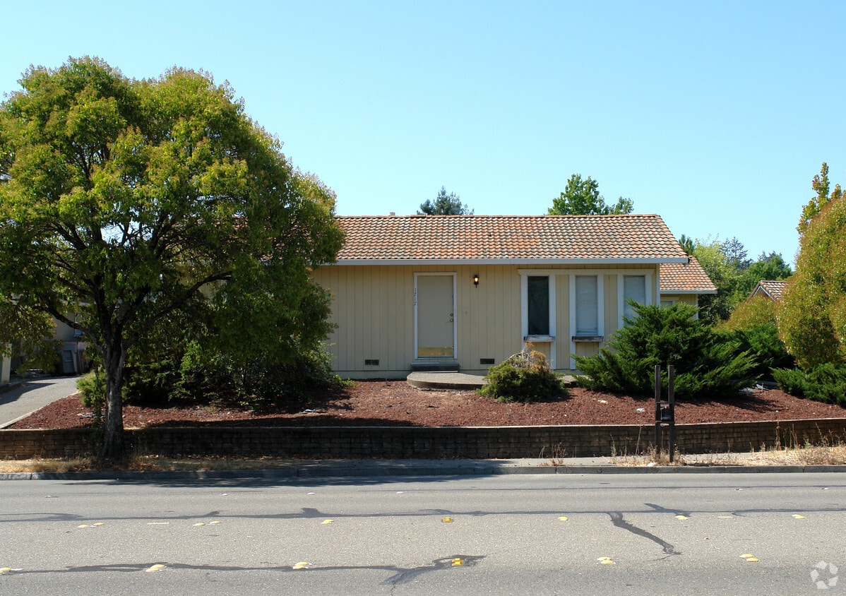 Building Photo - 1717 Mission Blvd