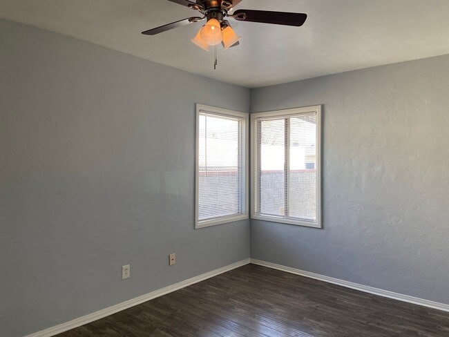 Building Photo - Oleander home with a HUGE shop!