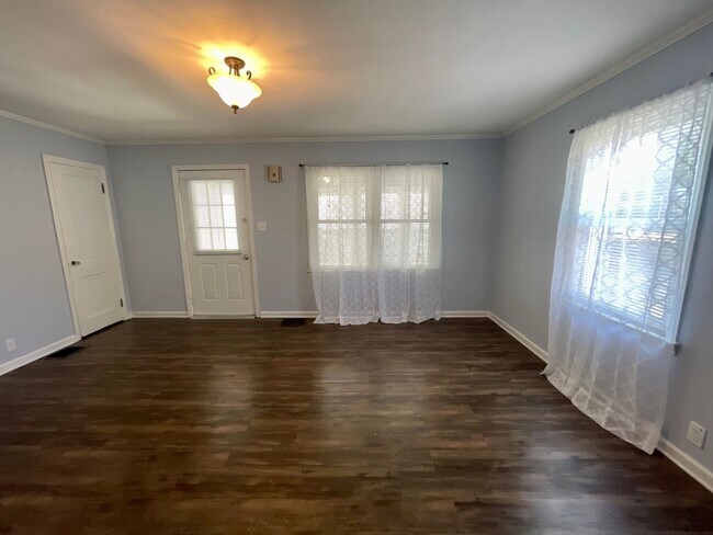 Foto del edificio - Farrington Grove 2 bdrm, 1 bath Beauty – Fenced Yard + Garage!