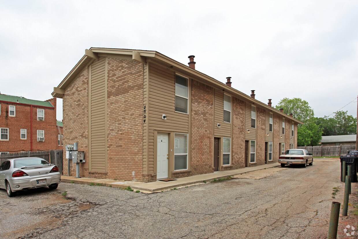 Primary Photo - 2504 N Hudson Ave