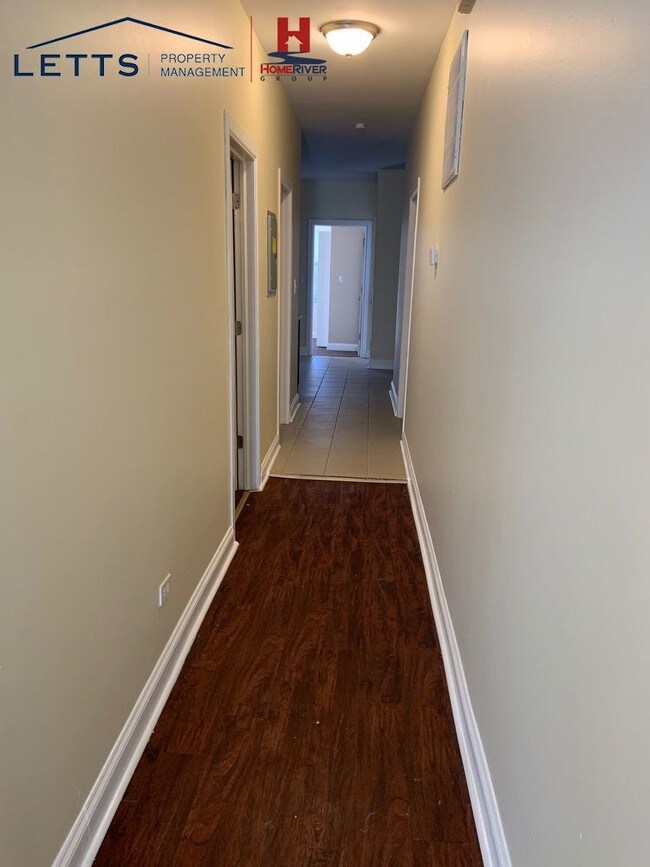 Building Photo - HUUUGE Newly Renovated 3 Bedroom