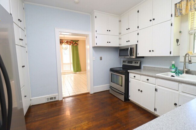 Building Photo - Charming 3 Bedroom, 2 Bath Brick Bungalow ...