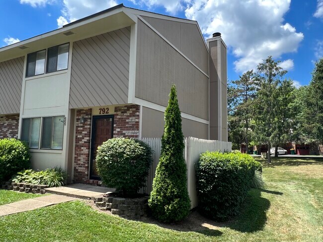 Foto del edificio - 792 Wheatland Cir