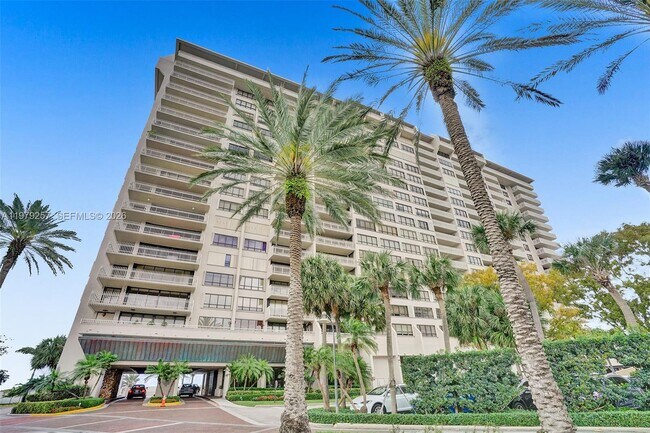 Foto del edificio - 3 Grove Isle Dr