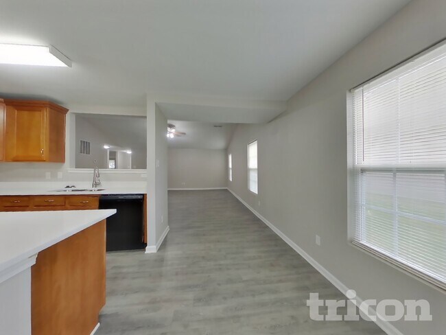 Building Photo - 3367 Pikes Peak Dr