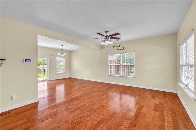 Foto del edificio - Spacious 4 Bed, 2.5 Bath in White Oak