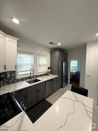 Building Photo - 135 Bellevue St