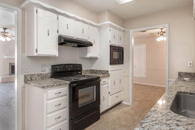Kitchen - 4414 Ridgecrest Cir