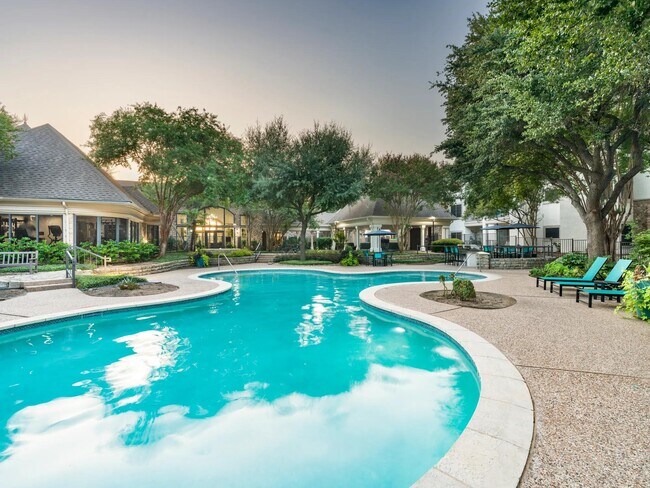 Rodeada de árboles maduros y un cuidado paisaje, la piscina estilo resort invita a disfrutar de momentos de tranquilidad o de una conversación informal junto a la piscina. - Alister Sunset Valley
