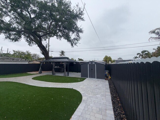 Foto del edificio - 6619 SW 2nd Ct