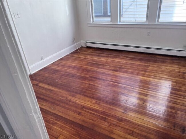 Foto del edificio - 968 W Grand St