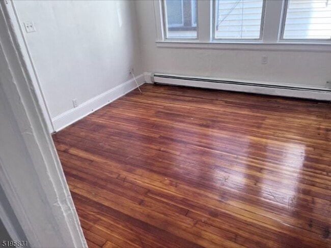 Building Photo - 968 W Grand St