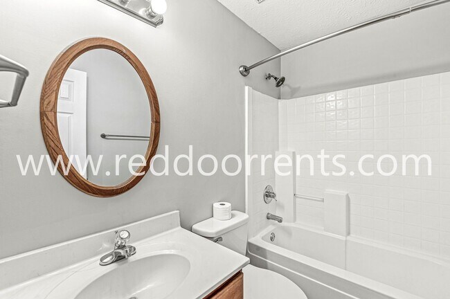 Foto del edificio - Available Now!