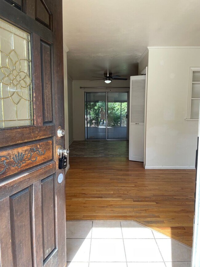 Building Photo - STUDENTS WELCOME! Large Home in Campus Wes...