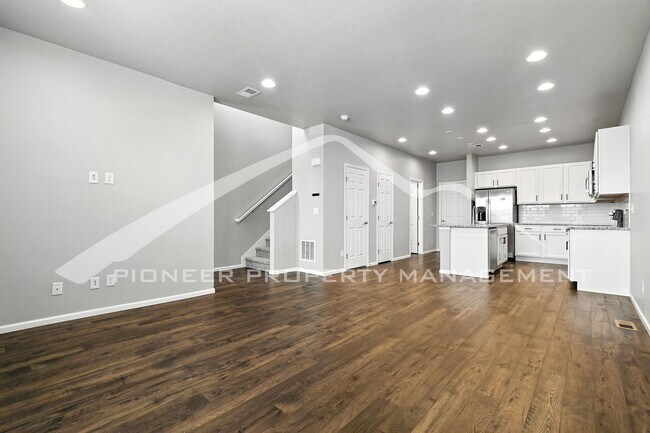 Building Photo - Spacious Townhouse with Washer/Dryer and C...