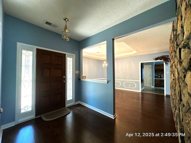 Building Photo - Lake Side Home Available in Lakeland