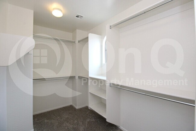 Building Photo - 3221 E Virgil Dr