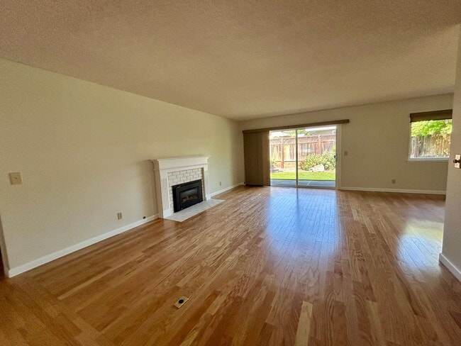 Foto del edificio - Welcome to this charming 3-bedroom, 2-bath home located in a desirable Oakmont 55+ adult community