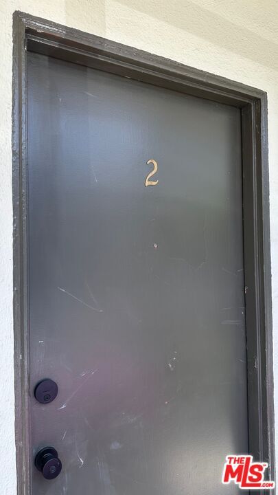 Building Photo - 517 S Kenmore Ave