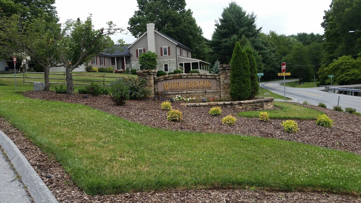 Foto principal - 24180 Woodridge Cir