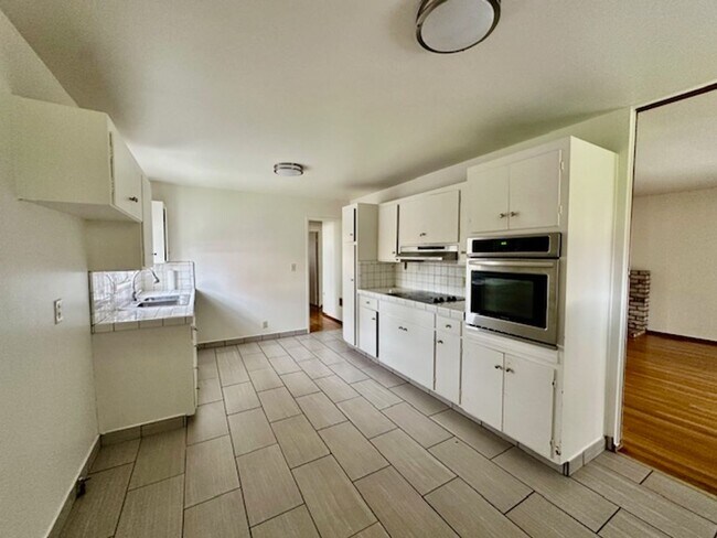 Building Photo - Move in ready home! Perfectly located on t...