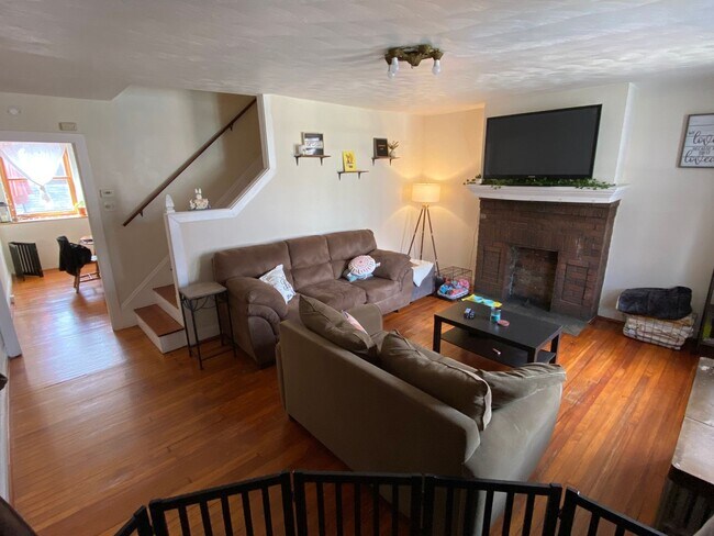 Photo - 7/1  Great Location! Near Park and Shoppin... House