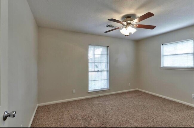 Building Photo - 2011 Stebbins Dr