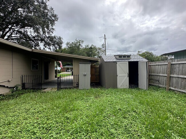 Building Photo - Cute Bungalow Style Home