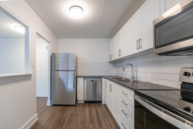 3BR, 1BA - 1,078SF - Kitchen - 836 Talwood Dr