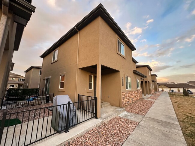 Building Photo - Spacious 3-Bed, 3-Bath Townhome with Moder...