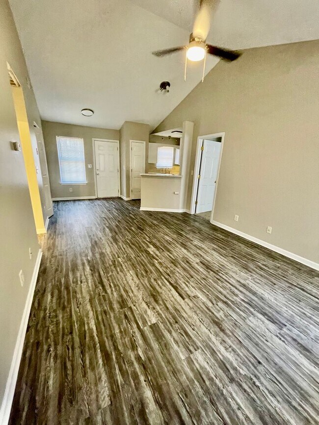 Building Photo - Welcome to this charming 3 bedroom, 2 bath...