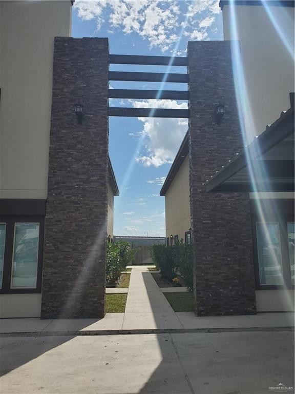 Building Photo - 220 Teak Dr