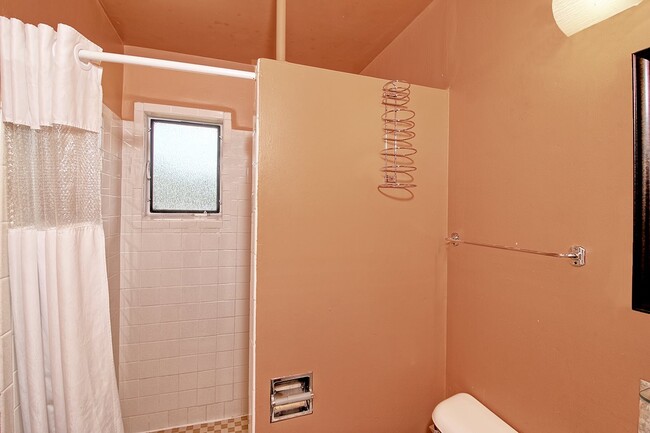 Building Photo - 333 50