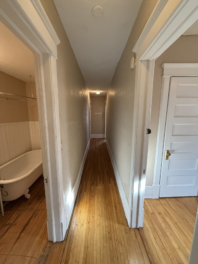 Building Photo - Spacious 1Bed, 1Bath in Lake of the Isles Neighborhood!