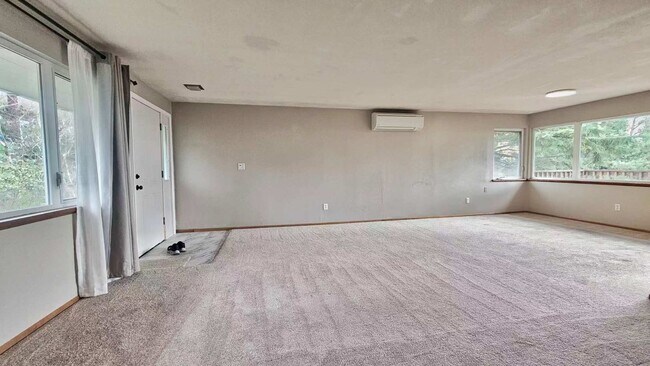 Foto del edificio - Charming 3 Bed 1.25 Bath Home in Skyway with a great view of Mt Rainier