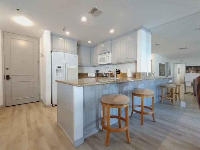 Entry & Kitchen counter - 121 S Hope St