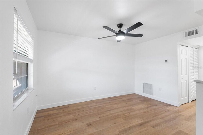 Foto del edificio - ONE BEDROOM APARTMENT AVAILABLE!