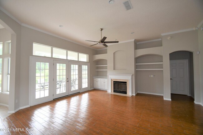 Foto del edificio - 925 Lotus Ln S