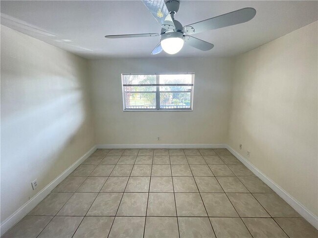 Foto del edificio - 8051 Colony Cir S