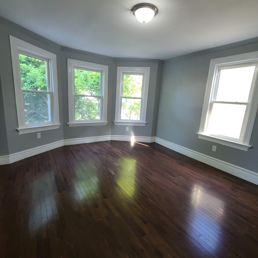 Living Room - 325 N Grove St