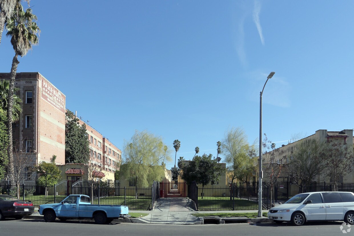 Primary Photo - 1174-1186 S Norton Ave