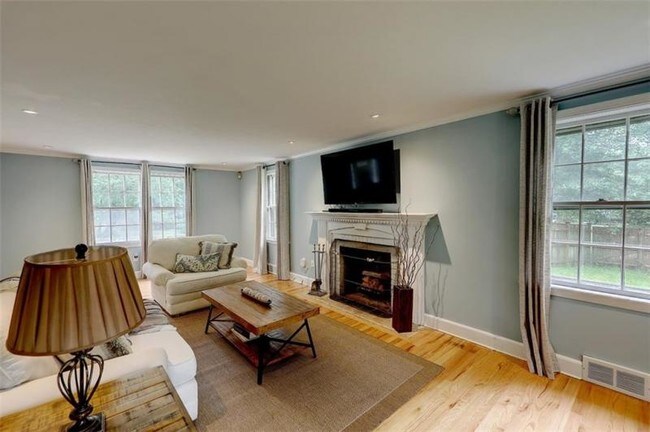 Building Photo - Beautiful Nayatt Colonial