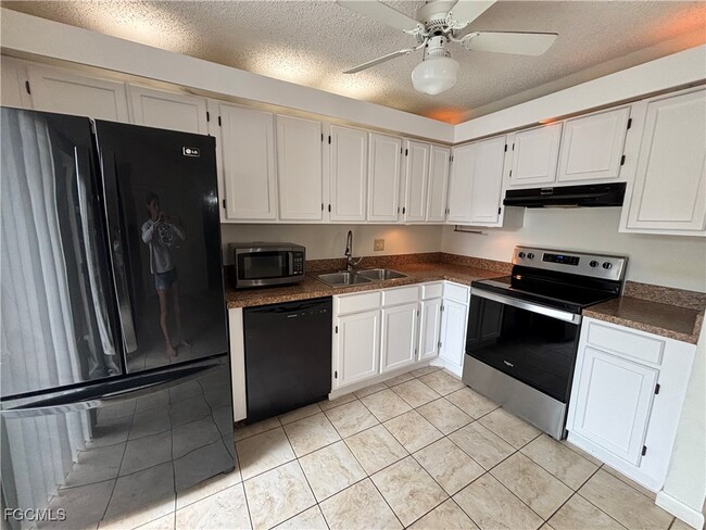 Building Photo - 5201 Cedarbend Dr