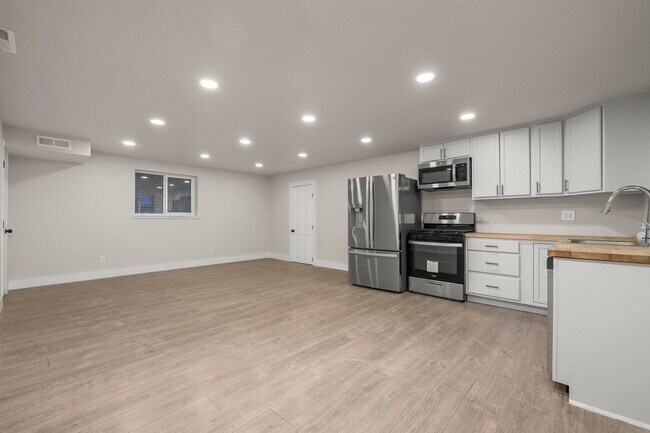 Building Photo - 450 Scenic Dr
