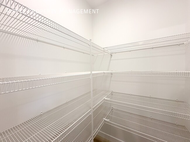 Photo du bâtiment - FIRST MONTH FREE! INCREDIBLE 4 BEDS/3 BATH...