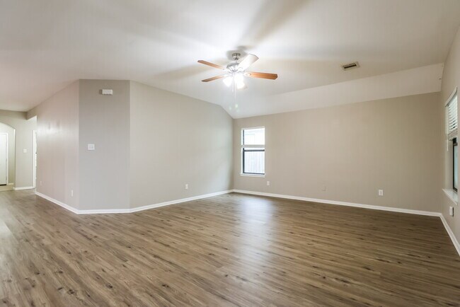 Foto del edificio - 2815 Lexington Park Dr
