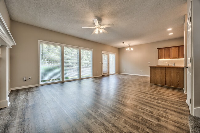 Sala de estar y comedor abiertos - 22810 West 71st Terrace