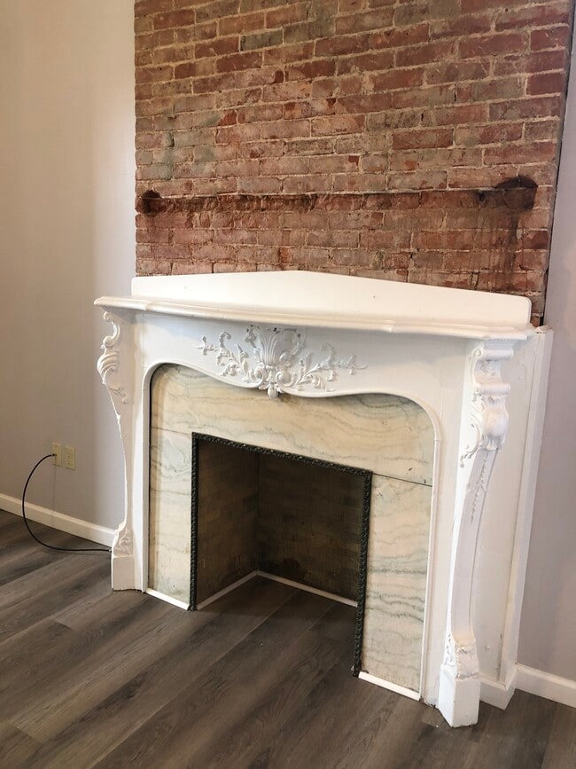 Building Photo - 437 W 6th St