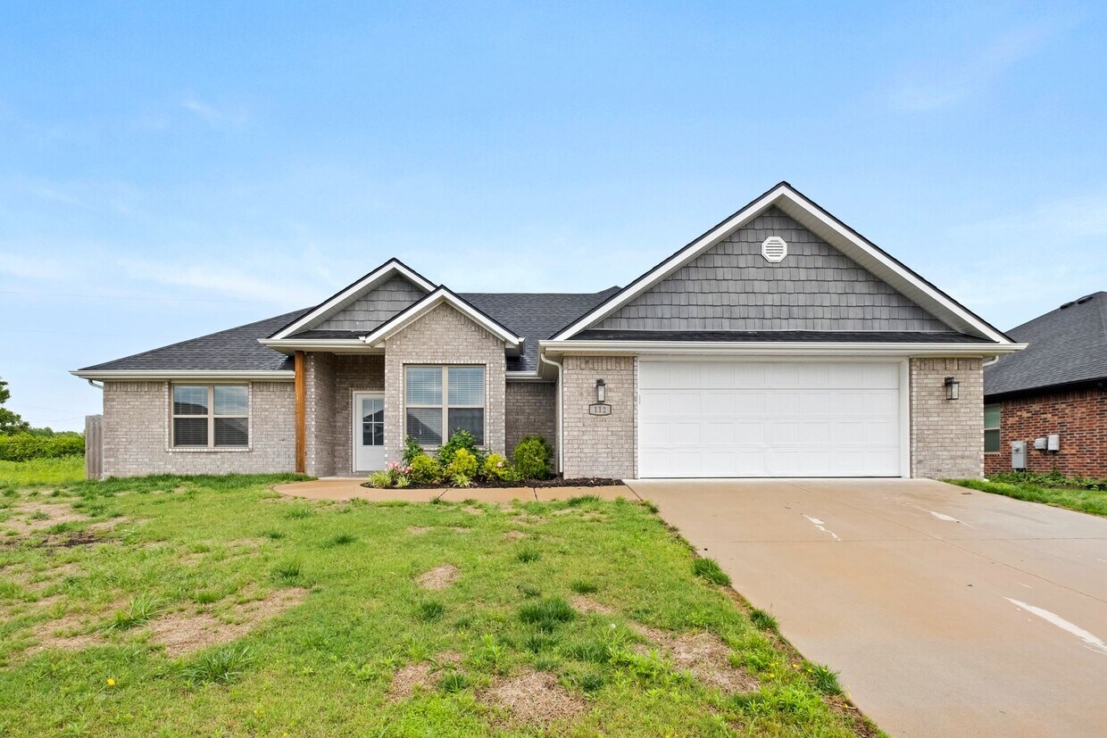 Foto principal - Spacious 4-Bedroom Home with Open Layout, ...
