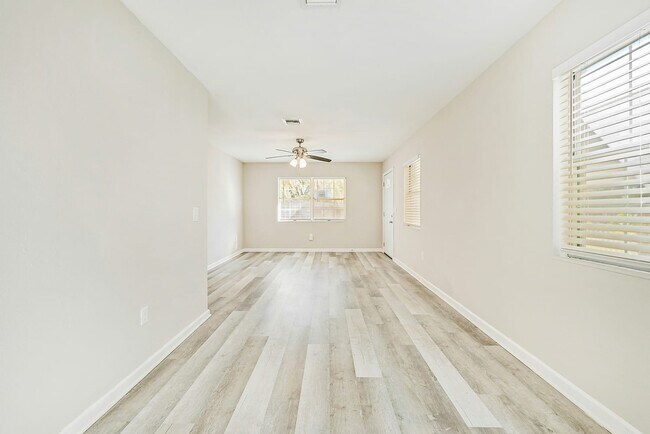 Building Photo - 305 Cooke St